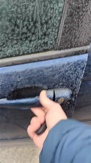 Kľúče od auta sa strácajú aj v roku 2026. Kontaktoval ma majiteľ staršieho BMW 318d z roku 2004 ktorému sa podarilo stratiť posledný kľúč od svojho auta. Auto ostalo zamknute pred domom. Tento model BMW má takzvaný safelock. Je to systém ktorý zamkne auto tak že sa nedá odomknúť inak ako diaľkovým alebo cez zámok na dverách vodiča. Vnútorné kľučky v aute jednoducho prestanú fungovať. Auto sa tak nedá otvoriť “vyhačkovaním" a ani rozbité okno nevedie k otvoreniu auta. Aj takáto situácia má riešen