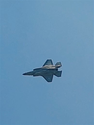 F35 Spotlight: US Air Force Fighter Jet Showcase