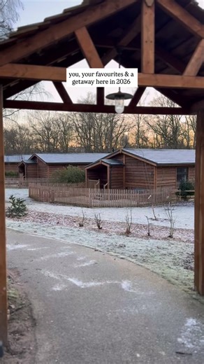 The only UK lodge staycation you should be thinking about booking.👀 Private lodges. Hot tubs under the stars. Zero stress. Unforgettable vibes. Magical memories. Beautiful in every season. Send this to who you’d stay here with in 2026!✨ 📍Woodhall Spa, Lincolnshire. 🔗Book here: https://www.bainland.co.uk/all-lodges-with-hot-tubs-at-bainland/ | Bainland Lodge Retreats