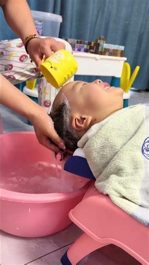 Mom's Life Hack: No More Crying During Hair Wash! #shorts#parenting #momlife #babycare #lifehacks