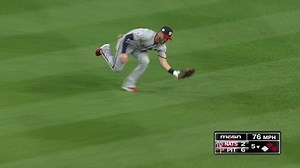 Harper hace una gran atrapada de frente