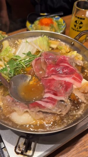 ともぴ / Tomopi 【Japanese food】🇯🇵 on Instagram: "ここ京都…？異世界感強めの大衆酒場🍶 階段を降りると、提灯が並ぶ非日常空間。 雰囲気だけでもう楽しいのに、 昼2,000円〜・夜2,500円〜の食べ放題は正直バグ。 ドリンクも200円台からでコスパ最強。 席数多め＆個室ありだから、 昼飲みも宴会も使いやすい一軒。 京都で迷ったら、ここ保存で🏷️ —— 🗾【店名】大衆酒場 ひとめぼれ 京都木屋町店 📍 京都府京都市中京区河原町通六角東入山崎町236 六角テラスビル B1F ☎️ 050-5456-8787 ⏰ 月〜木 17:00〜23:00 金・祝前日 17:00〜23:30 土日 12:00〜23:30 —— Feels like another world in Kyoto 🍶 Lanterns, buzzing vibes, and shockingly good prices. All-you-can-eat from ¥2,000 by day, ¥2,500 at night, plus drinks starting 