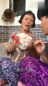 这个视频火了，男子中指插母鸡摸蛋，最后鸡不行了！