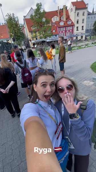 MUSISZ TO ZOBACZYĆ! Ryga 🇱🇻 to przepiękne miasto! 🥳 Te kolory, małe uliczki i klimat są nie do opisania! 😍 Już niedługo pokażemy Ci kolejne miasta z naszego Baltic Trip! 🚢 Zgadnij jakie będzie następne miasto! 🙌 #ryga #riga #łotwa #latvia #trip #wakacje #travel #podróże