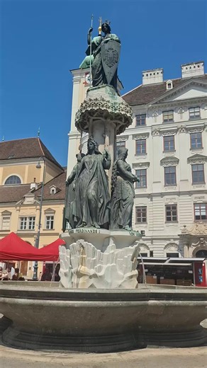 Der Austriabrunnen auf der Freyung in Vienna ❤️🇦🇹#visitvienna #viennavibes🇦🇹 #explorevienna #wien Der Austriabrunnen auf der Freyung zählt zu den versteckten Schätzen Wiens. Der Brunnen aus dem 19. Jahrhundert symbolisiert mit seinen Figuren die großen Flüsse der ehemaligen österreichischen Monarchie . Ein Ruhiger Ort voller Geschichte und klassischer Wiener Eleganz. ❤️ نافورة النمسا واحدة من الجواهر التاريخية في قلب مدينة فيينا ، ويعود تاريخها الي القرن التاسع عشر ، وتجسد عبر تماثيلها الانه