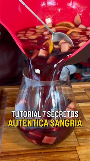 TULIO Recomienda on Instagram: "TUTORIAL 7 secretos: “la auténtica SANGRÍA” se prepara así ✔️1 manzana ✔️1 pera ✔️1 durazno ✔️1/2 limón ✔️1 naranja ✔️Vinotinto seco ✔️Canela ✔️nuez moscada ✔️4 cucharadas de azúcar ✔️Agua con gas ✔️Hielo"