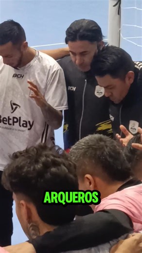 Nuestro invitado de selección Colombia es Carlos Alberto Santofimio un hombre que vistió por más de 16 años los colores del país. 4 mundiales disputados, todos los títulos posibles , incluido 2011 y ahora sigue al servicio de la tricolor como preparador de arqueros. Todos los partidos de la selección Colombia en el Suraméricano de Sopó los pueden ver por Canal Trece Colombia a las 7 PM del 1 al 6 de Diciembre. AMF - Asociación Mundial de Fútbol de Salón Ministerio del Deporte Comité Olímpico Col