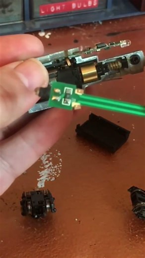 Installing a decoder part 2#dcc #modeltrains #nscale #modelrailway #locomotive