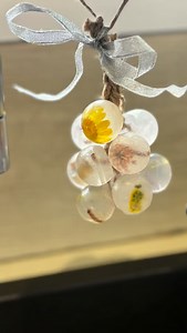DIY savons fleuris en forme de grappe de raisin. J’ai réalisé ce savon avec un kit à savon et un moule en chocolat trouvés chez @action.france. .DIY grappe soap . #diy #easydiy #actionhack #diygrapesoap #grapesoap | Decodrey.diy