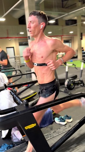 Tellement dur aujourd’hui sur tapis . Bilan : moins 3kg et adaptation de la séance. Je garde le cap pour mes objectifs. . #hardwork #hardtrainning #treadmills #runnersworldnl #runningmotivation . . @sportsdefense @nutripurefr @kiprunrunning_ @kipteam_mgt | Yoann Kowal