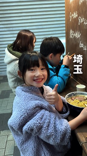 ウルフ 【バズグルメクリエイター】 on Instagram: "【浦和美園 麺や雅 @yatai_ramen_miyabi 】 屋台の領域を超えた絶品焼豚麺🐺 焼豚らーめん 1,000円(税込) ※スープが無くなり次第終了 東京ではほぼ絶滅してしまった屋台ラーメンが埼玉まで少し足を伸ばすと食べられる 屋台ラーメンをやってみたかったと語る店主が作る屋台は自作のもの オープン前の仲間と笑顔で設置をする 一見強面な店主だがすごく気さくで笑顔が印象的 この日は浦和美園でのオープン初日とのことで常連がドリンクの差し入れをしていて、とても愛されてるんだなと感じた オープン直前からすでに列ができ、行き交う人が屋台ラーメンを物珍しそうに見る 昔は東京でも屋台ラーメンやおでんなどがあったが、このご時世で生粋の屋台ラーメンは無くなってしまった SNSを見てきたという親子や高校生が嬉しそうにお店に訪れる 手作りの屋台と合わさりなんともいえないエモさがある 埼玉でも許可を取ってやれる場所がなく、非常に苦労したという店主 この場所を提供してくれた事業者に本当に感謝しかない どんぶりに熱々のスー