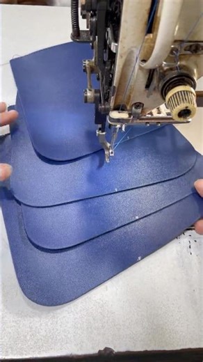 may miệng thân trước những chiếc túi xách màu xanh