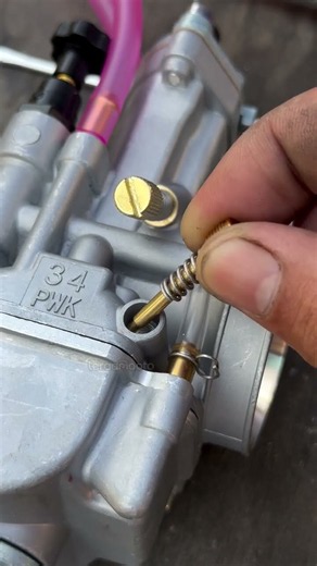 How to Adjust the Idle Speed Screw on a Carburetor! 🔧🏍️ #Shorts📝