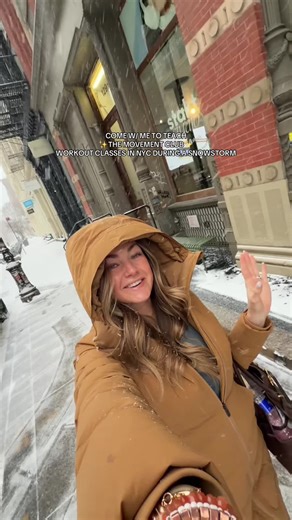 Such a fun morning w/ @Stakt 🫶🏻 my custom @Movement Club | Home Workouts mat sold out in 24 hours!! #nyc #nycsnowstorm #workingmom #worktrip #workoutprogram