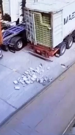 🚚SECURE YOUR LOAD • #Osha #OshaIsThisSafe #Safety #Safetyfirst #WorkSmarterNotHarder #NothingToSeeHere #SkillsToPayTheBills #WorkOfArt #HiredOnTheSpot #HireAPro #HireAProNotAHoe #Construction #Construccion #Construcciones #ConstructionIndistry ConstructionLife #ConstructionSite #ConstructionEquipment #ConstructionSafety #OilAndGas #OilAndGasIndustry #SafetyTraining #KnowYourLoad #SecureYourLoad #Trucker #Truckers #TruckDriver #TruckDrivers | OSHA Is This Safe