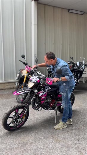 Ricci Moto | Concessionaria di moto on Instagram: "Fantic 50 Performance🔥⬇️ Un grazie alla nostra cara Elisa da Sarteano❤️🏍️ 📍Via Giuseppe Sacconi 1, Perugia 📹 Marketing > @lorenzoragni___ @matteofranceschetti__ #riccimoto #concessionario #concessionariomoto #moto #concessionariomotoperugia #concessionaria #motousate #fantic #50cc #fantic50performance"