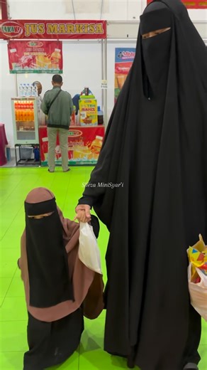 SHEZA_MINISYAR’I | PREMIUM ABAYA | PREMIUM RAZ KHIMAR on Instagram: "Bismillāh… Inilah RAZ Aisha Aswad, berpadu dengan model RAZ Abaya Overhead—sebuah khimar dengan sentuhan khas Saudi yang anggun dan berwibawa. Berbeda dengan French khimar, RAZ Khimar memiliki potongan wajah yang khas: lebih tegas namun tetap lembut, membingkai wajah dengan rapi dan syar’i. Siluetnya jatuh lurus, memberikan kesan tenang, elegan, dan penuh kehormatan. Desain ini terinspirasi dari khimar khas Saudi, menghadirkan