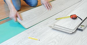 Układanie paneli podłogowych w 13 krokach
