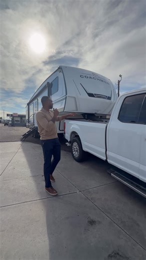 Sun City RV on Instagram: "Buy your truck and fifth wheel together and we’ll handle the B&W FIFTH WHEEL HITCH at no extra cost. 🫱🏾‍🫲🏼 #SunCityRV #FifthWheelLife #TruckAndTrailer #RVBundles #ArizonaRV"
