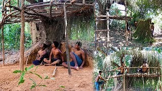 Building a simple tree house with ladder in the jungle