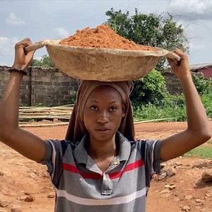 Sake of say she wan support herself for school, 20-year-old Jennifer Efemonghe find work as labourer for site. She get dream to work for office like CBN or WTO and she tok say ‘I no dey shame for any work wey dey give me money as long as say e dey legal’. | BBC News Pidgin