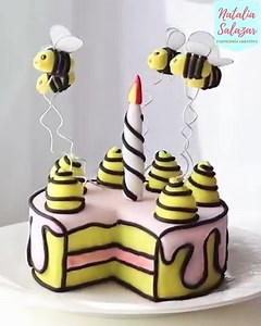 10K views · 547 reactions | Levanta la mano si te llega mi tutorial ‍♀️朗殺 Técnica Cartoon Cake o Comic Cake, esta vez con fondant. 殺 Dale playy como siempre no te vayas sin dejar tu apoyo compartiendo, comentando y dejando tu cariñoso like  así sabré que te gustó y sirvió 珞 Saludos pasteleros 邏﫶 | Natalia Salazar-Pastelería Creativa | Facebook
