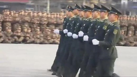 军人演示训练齐步走正步走跑步走，太帅了