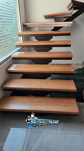 Escalera empotrada de metal y madera | Diseños Interiores Modernos