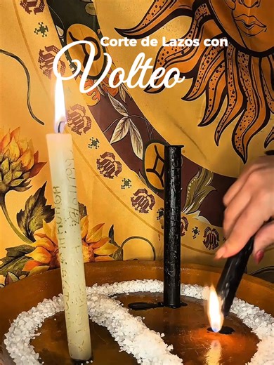 🔥 Este no es un corte de lazos común. En este ritual trabajamos un corte de lazos con volteo: una vela blanca y dos velas negras que representan a la pareja, siendo estas últimas las que se voltean para mover la energía y romper dinámicas que ya no suman. Obsérvalo con atención: el fuego, la cera y el momento del volteo hablan por sí solos. Este tipo de trabajos se realiza desde la intención consciente, no desde el control. ✨ Si quieres aprender a realizar cortes de lazos y volteos con velas de