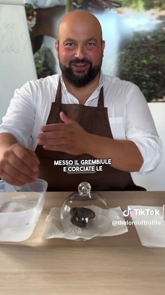 🎩Come si PULISCE un TARTUFO NERO?💎 Prendere una spazzola professionale, carta assorbente bianca ed una bacinella con dell’acqua o sotto al rubinetto con un filo d’acqua. 1) Bagnare il Tartufo e la spazzola 2) Sapazzolare bene e risciacquare 3) Ripetere l’operazione per almeno tre volte 4) Risciacquare in acqua pulita 5) Asciugare con Carta e Controllare 🎩How do you CLEAN a BLACK TRUFFLE?💎 Take a professional brush, white absorbent paper and a basin with water or under the tap with a trickle 
