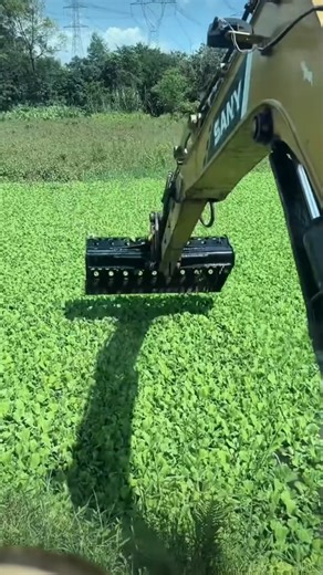 The process of dredging and cleaning the pond surface using a mesh-type excavator. #fblifestyle | Expo Studio