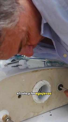 Cómo cambiar los tornillos del tanque del inodoro en 45 segundos | Fontanería