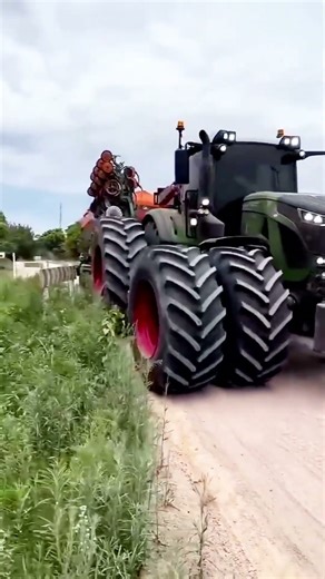 The World's Biggest and Most Powerful Tractor: Big Bud 747 🤯 | Do You Know Its Price?