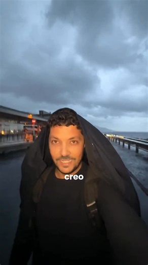 Les confieso que tengo un poco de miedo a los aviones jajajaja si son viajes largos suelo pensar que en algún momento se cae 🙄 pero como me dijo mi padre una vez: Pues si se cae, se cae, no puedes hacer nada 🤣 Normalmente suelo dormirme todo los trayectos, pero dentro de mi perdura el nerviosismo Lo de volar entre islas cuando hay mal tiempo es toda una experiencia, siempre agradecidos quienes pilotan nuestras guaguas voladoras. Ayer aterrizar en La Palma fue toda una aventura #canarias #avion