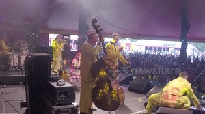 Pianist keeps playing after piano collapses at Glastonbury