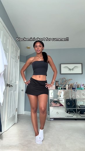 black low-waisted mini skirt perfect for summer and this heat! #miniskirtoutfit #blackminiskirt #miniskirts #perfectblackminiskirt #miniskirtoutfits