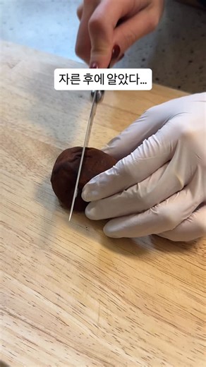 서단미 두바이초콜릿쫀득볼 개성주악 과일찹쌀떡 바스크치즈케이크찹쌀떡 두바이초콜릿찹쌀떡 한식디저트 on Instagram: "그게 무엇일까..?? 동생아 너까지 왜그래 심지어 나는 또 몰랐어.. 댓글로 맞춰주시면 딸기농장에서 갓따온 딸기로만든 딸기찹쌀떡2구 두바이쫀득볼 2구 한분께 보내드릴게요👍🏻 당첨자 스토리태그로 안내드리겠습니다🫡"