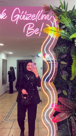 Seval Savak on Instagram: "Sıra gecesi✌️💅👻🙆🏻‍♀️👸🏽🎁🤷🏻‍♀️🌸🥰💖#kesfetbeniöneçıkar #viralinstagramreelsvideo♥️ #takipetakipbeğeniyebeğeni #mavera #keşfet"