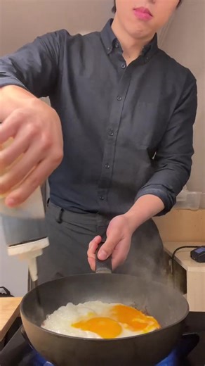 Easy Breakfast (gan-gae-bap) Recipe - Fry the eggs over high heat and pour soy sauce - Pour soy sauce and put it on the rice 10 seconds later - Add sesame seeds and sesame oil