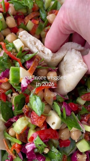 Day 4 in my series - Eat More Veggies in 2026 And this one is a salad, but not a boring ordinary one. 🥬🍕🥬🍕🥬🍕 Chez Smith, we make this salad on its own and serve it with crusty bread or soft flatbreads. Or I make a version without the chickpeas and serve it on pizza night with a mix of store-bought pizzas. My best tip is to chop everything super small so you can basically eat it with a spoon. Makes great meal prep / mason jar lunches too! Pizza Salad Serves 4 1 clove garlic ½ teaspoon dried