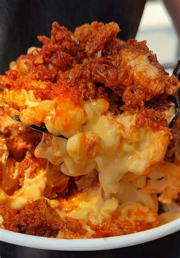 What’s under all of that chicken tendernism? 😍🔥 #theredchickz #chickentenders #hotchicken #macncheese