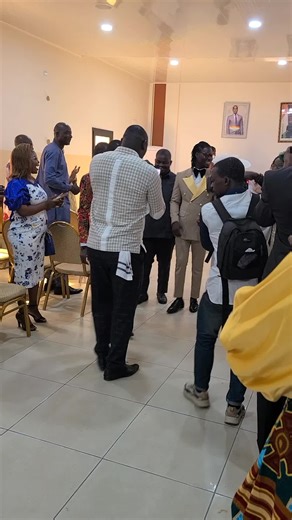 chapeau de la mariée et sa Dame de compagnie le bouquet 💐 de chez Golden Bride ✨️🥳💎