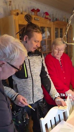Tältä näyttää asennus, joka parantaa sisäilmaa oikeasti✨ Jokainen asennus tehdään ajatuksella: 📝 ennakkoon tehty kartoitus 🕘 ennakkoon sovittu aikataulu 🔧 ammattimainen asennus 🧹 jälkien siivous Hyvä ilmanvaihto näkyy parempana olona, raikkaampana ilmana ja tasaisempina lämpötiloina. 📍 Ilmanvaihtoasennukset omakotitaloihin 👉 Katso, miltä ammattimainen asennus näyttää ja varaa oma kartoitus #ilmanvaihto #sisäilma #asennus #omakotitalo #sisäilmaremontti