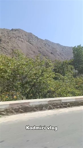 #Imlil est un petit village de montagne niché dans les montagnes du Haut Atlas au Maroc, à environ 90 minutes de Marrakech. C'est la porte d'entrée du Mont Toubkal, le plus haut sommet d'Afrique du Nord, et une destination populaire pour les randonneurs et les amoureux de la nature. Entouré de paysages époustouflants, Imlil offre la paix, l'air frais des montagnes et un goût unique de la culture berbère. Une échappée parfaite de la vie urbaine animée. #إمليل #جبال_الأطلس #توبقال #المغرب_الطبيعي 