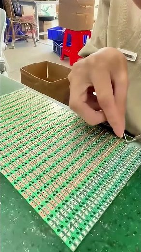 "Lightning Hands" in the Electronics Factory! Circuit Board Processing Is Lightning Fast