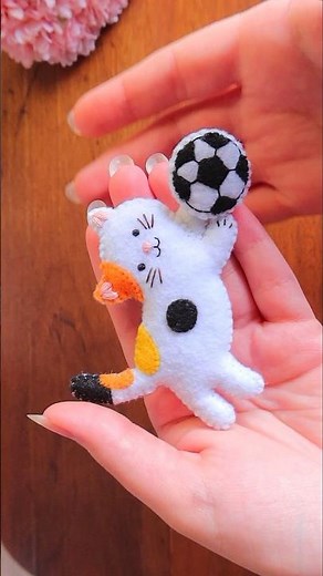 Felt cat sewing tutorial #feltcrafts #craft #sewing #embroidery #needlework #plush #diycrafts