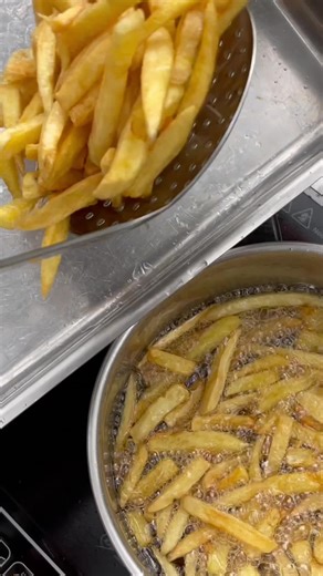 Hov! Nu kom jeg til at lave en Fish and Chips fra bunden 😍❤️ 🎣Fisken: 300 g fisk Beignet dej Salt Peber Olie til fritering Tilbehør: Pommes Dild Citron Sauce tartar 🪸Sauce tartar 4 spsk mayo 1/2 spsk creme fraiche 2 spsk finthakket løg 2 spsk finthakket syltede agurker 2 spsk finthakket persiller/dild/estragon 2 spsk finthakket kapers Skal af 1 citron Saft af 1/2 citron 1/2 tsk dijon sennep ⚓️Beignet dej Ingredienser: 100 gram hvedemel 40 gram majsstivelse 1 teske bagepulver 1,5 deciliter øl 