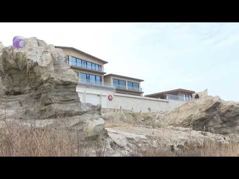 Buzovnada tarixi qayalıqlar üzərində inşa edilən qanunsuz tikililərdən 4-ü niyə SÖKÜLMÜR?