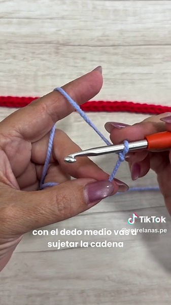 Te enseñamos a tejer estas hermosas cadenas tipo cordón 👩🏻‍🏫🧶 para que hagas variaciones en tus proyectos! 💕 Envíaselo a tu tejedora favorita para que también lo haga! 😉