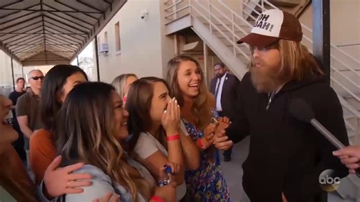 124K views · 704 reactions | That time Noah Centineo went undercover to surprise fans! ❤️ He’s back on Kimmel tonight! | Jimmy Kimmel Live | Facebook